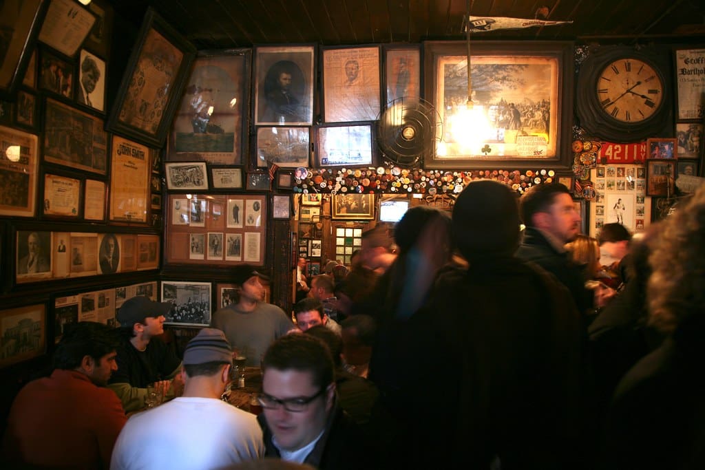 picture of a crowded bar, illustrating what your bar can look like if you host trivia for bars and restaurants