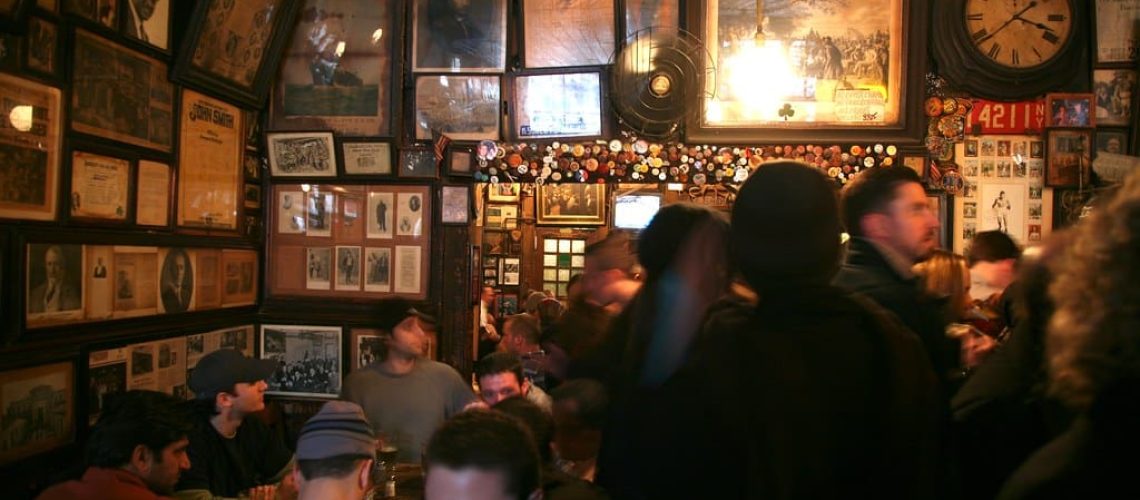 picture of a crowded bar, illustrating what your bar can look like if you host trivia for bars and restaurants